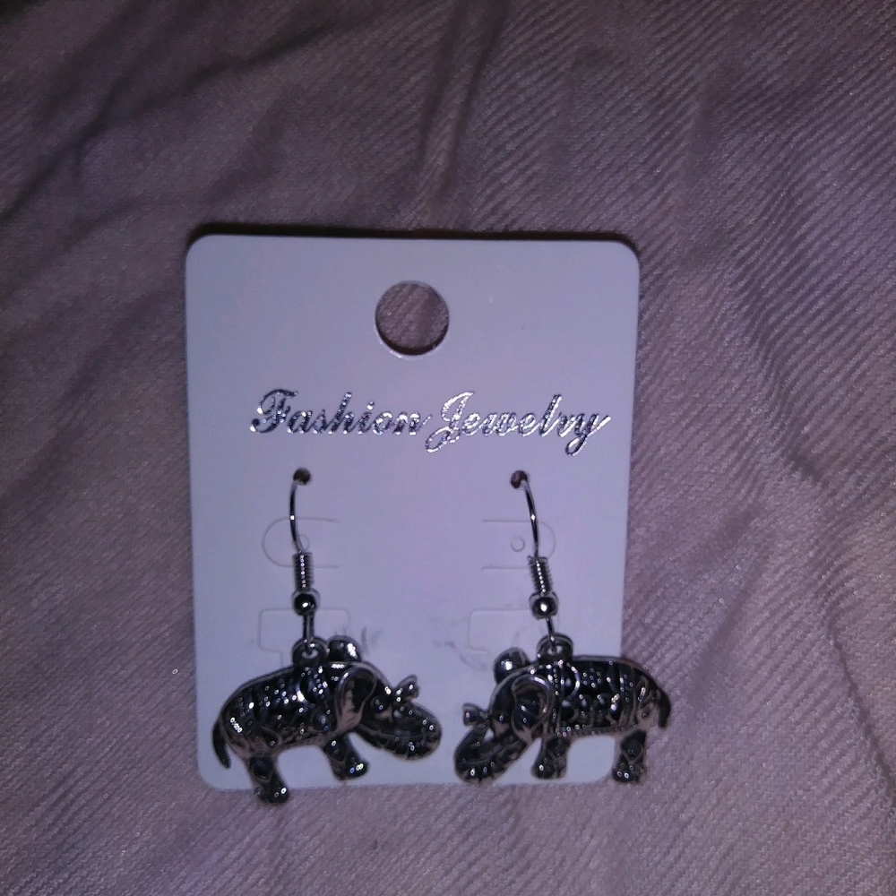 Adorable elephant earrings